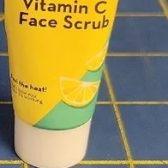Elizabeth Mott Vitamin C Face Scrub New Tube 15ml - Picture 2 of 3